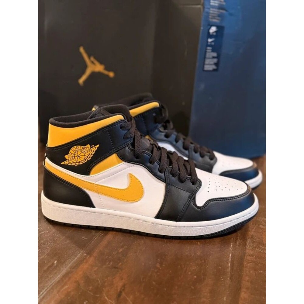 DeadStock AIR Jordan 1 MID "White Pollen Black" - Size 9M